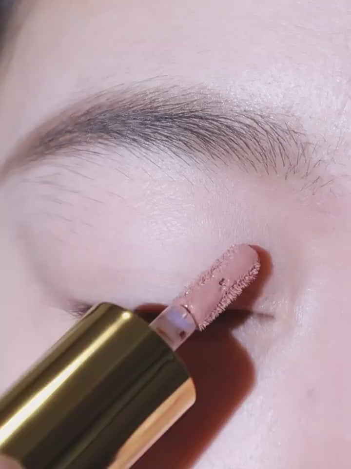 Load video: OUT OF OFFICE Liquid Eyeshadow 1.5g